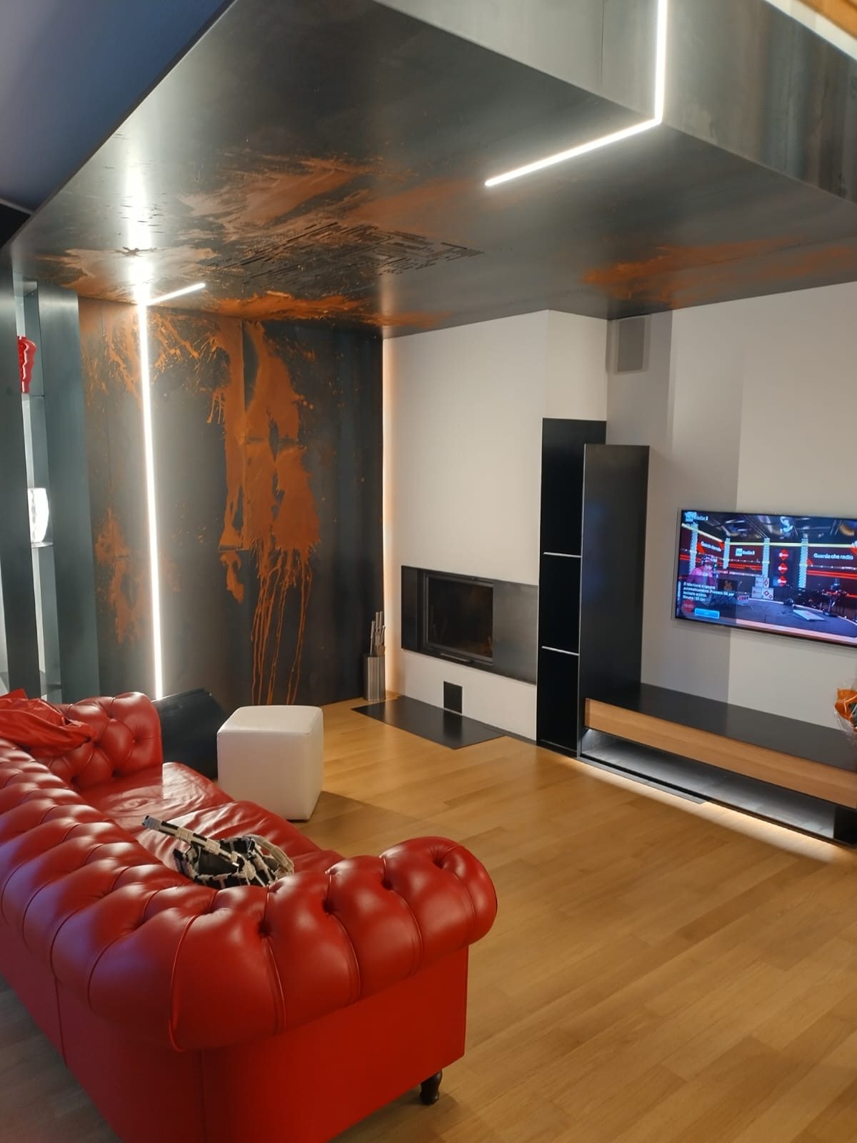 Rivestimento metallico con illuminazione integrata