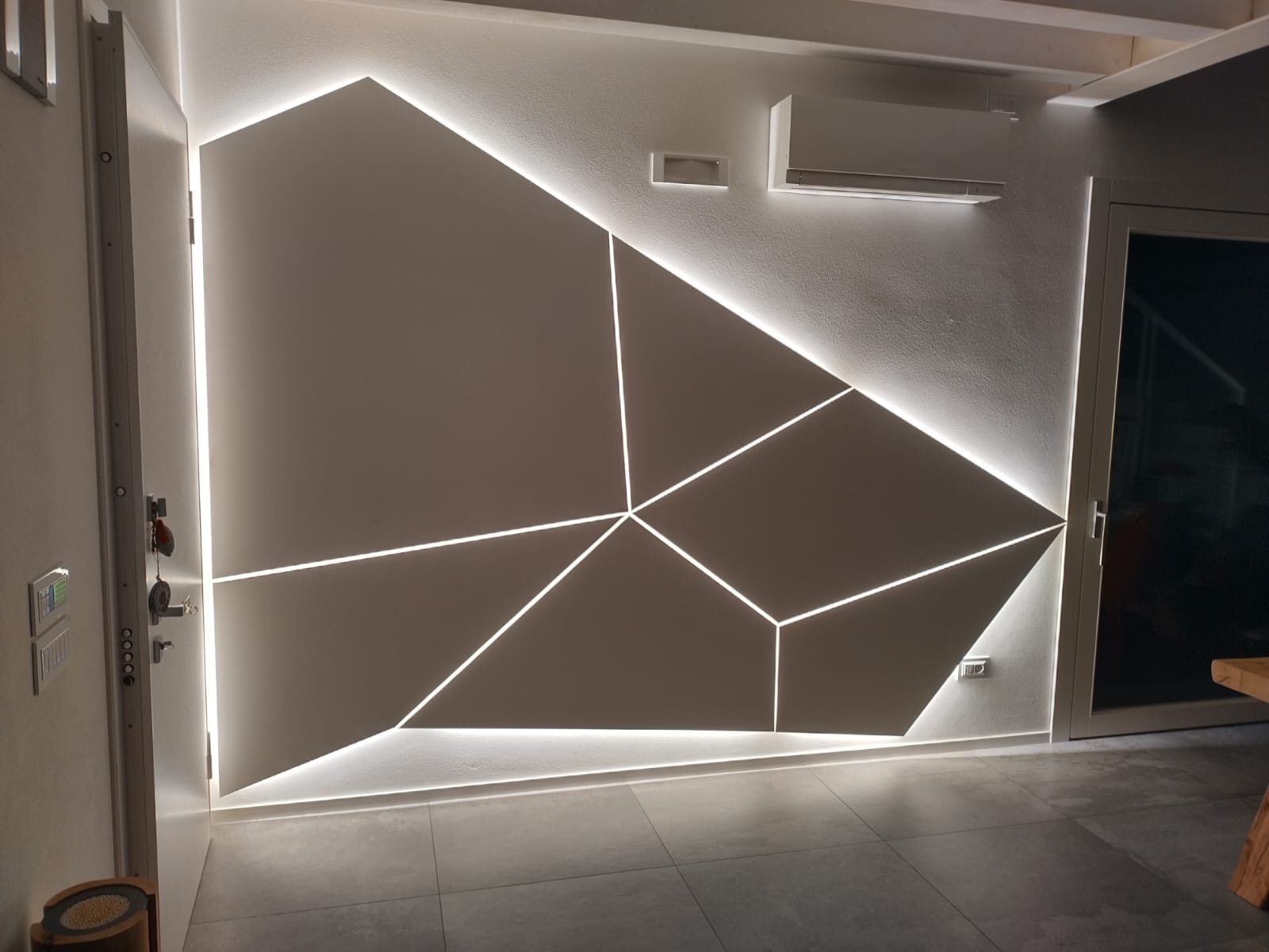 Parete geometrica luminosa