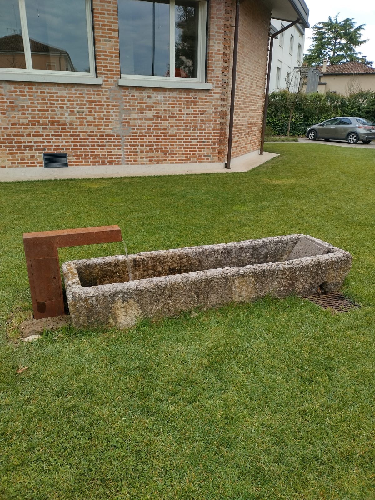Fontana con elemento in ferro
